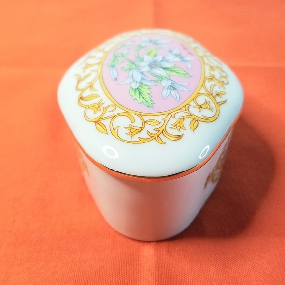 Heritage House Oval Floral Fine Porcelain  Music Box. Art by Gail Magram. - Picture 3 of 12